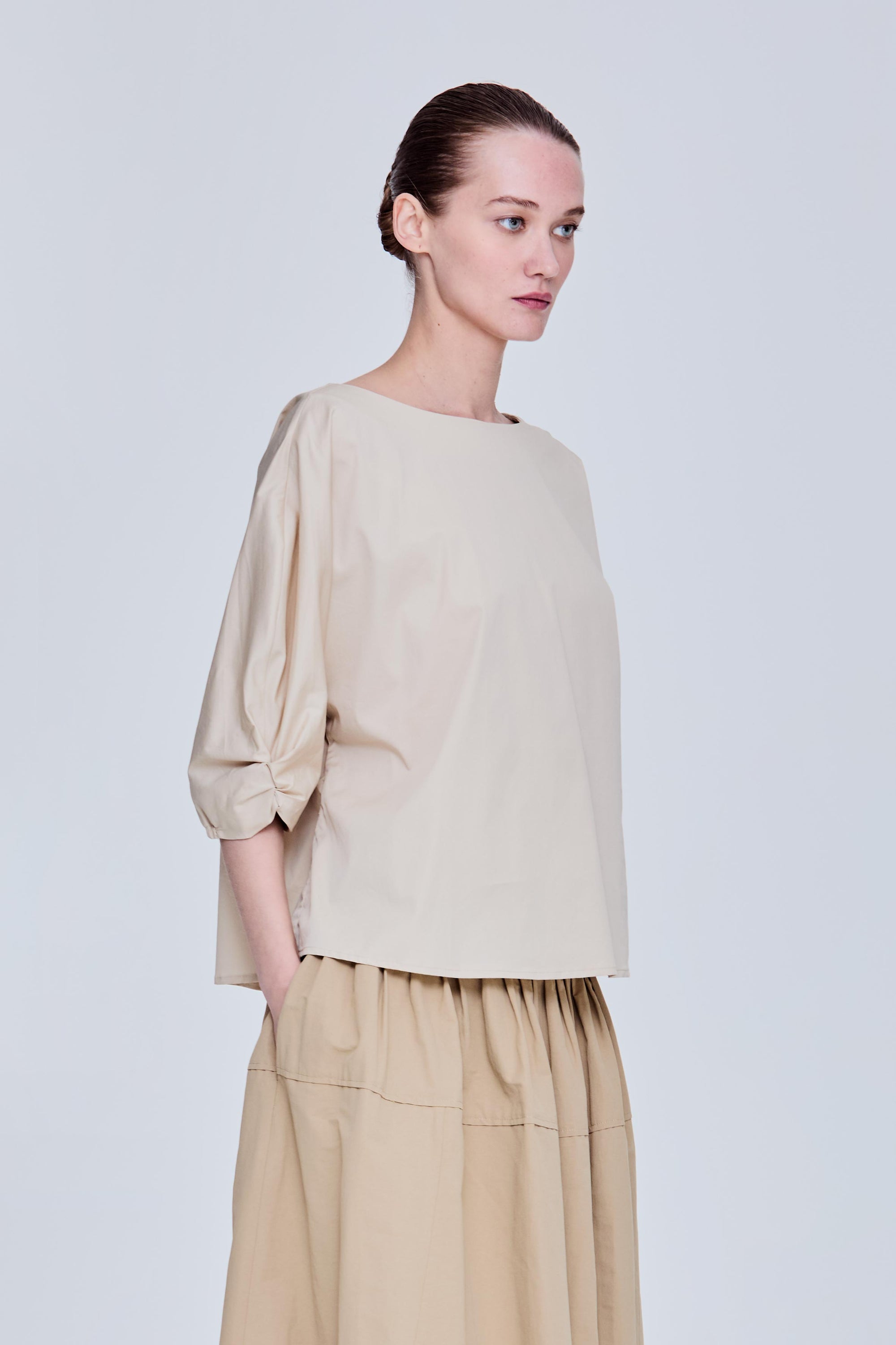 color:BEIGE