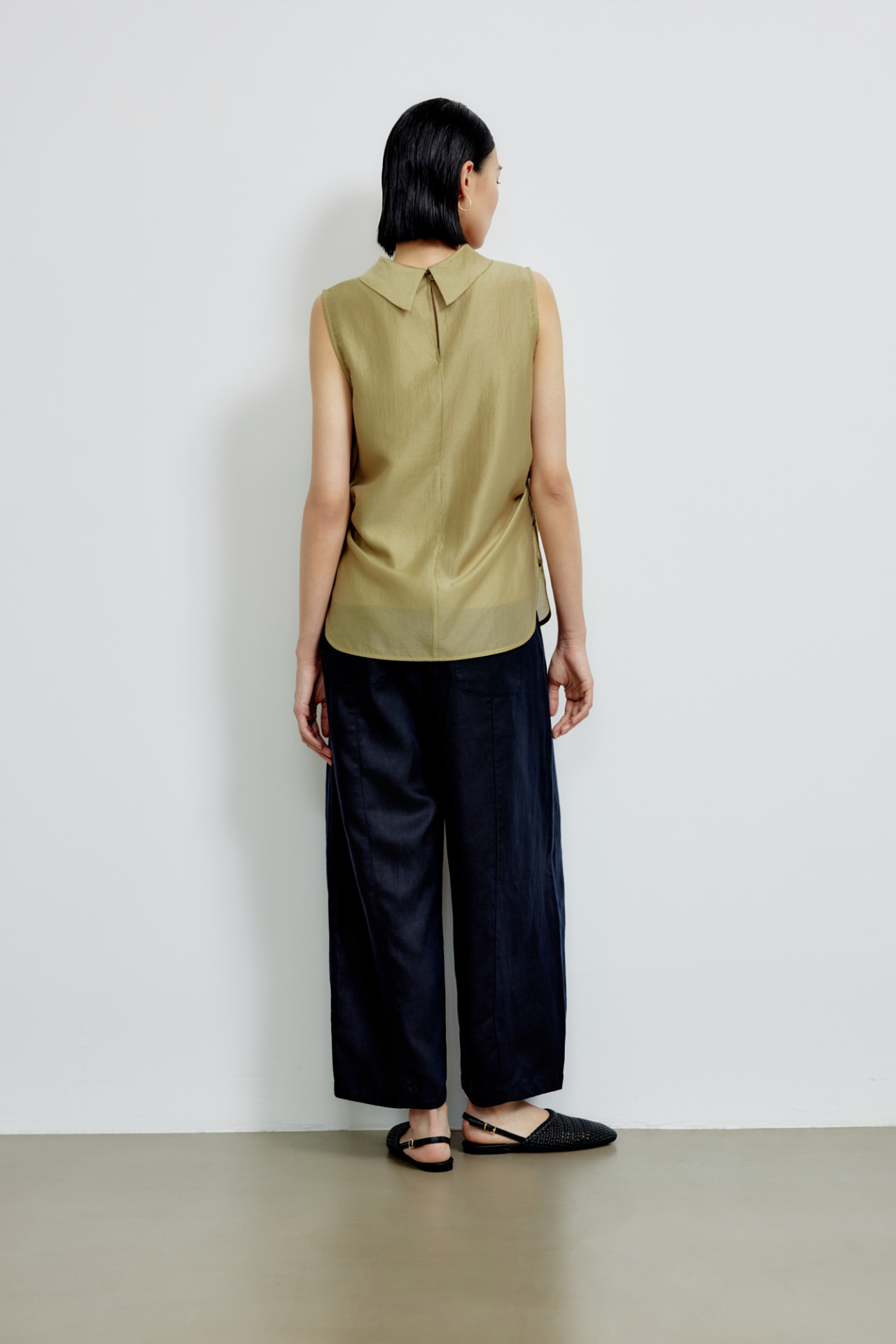 color:KHAKI
