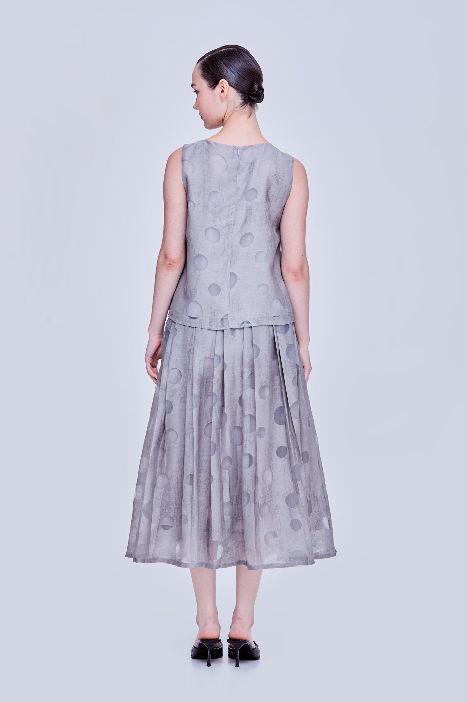 color:GREY