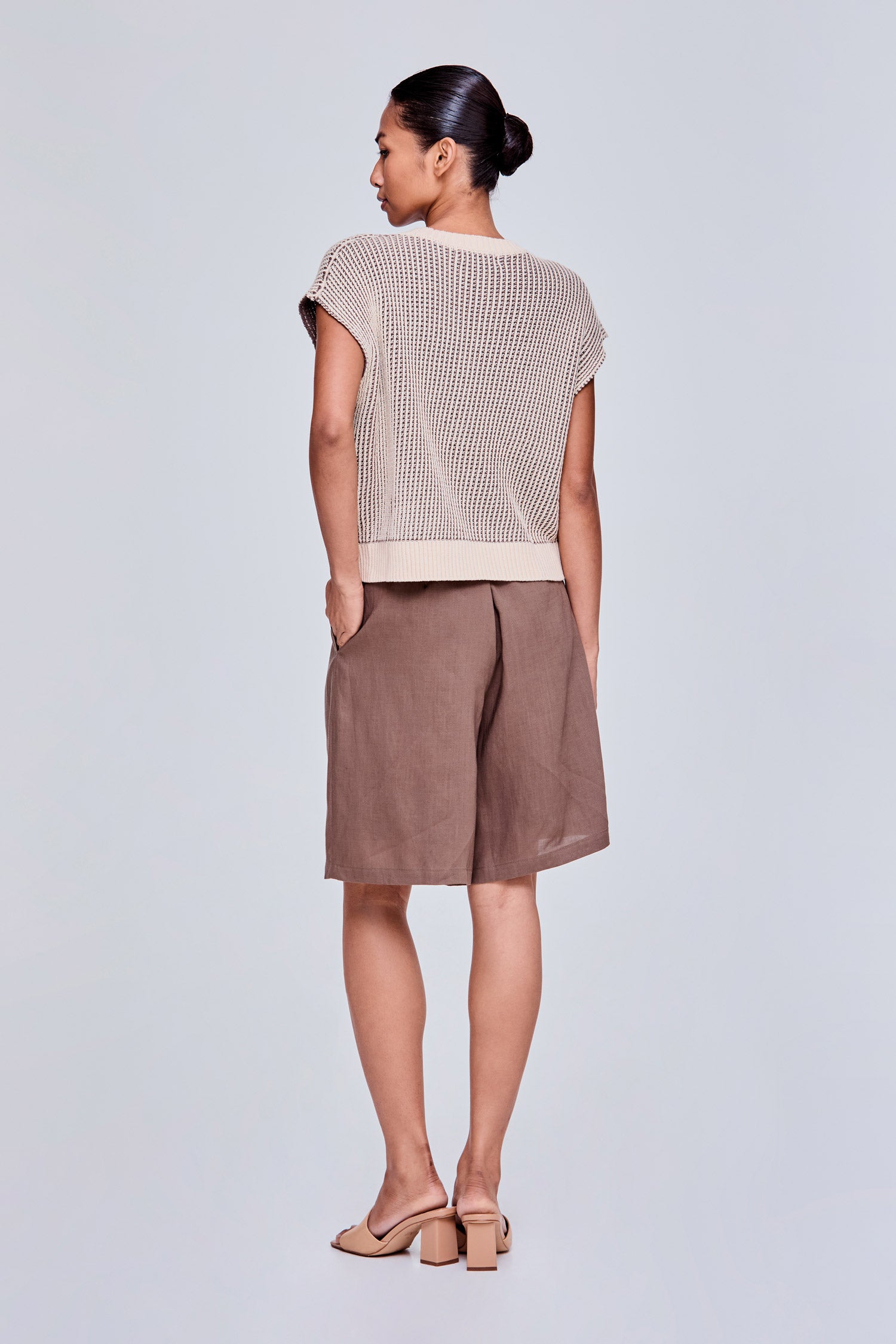 color:BEIGE