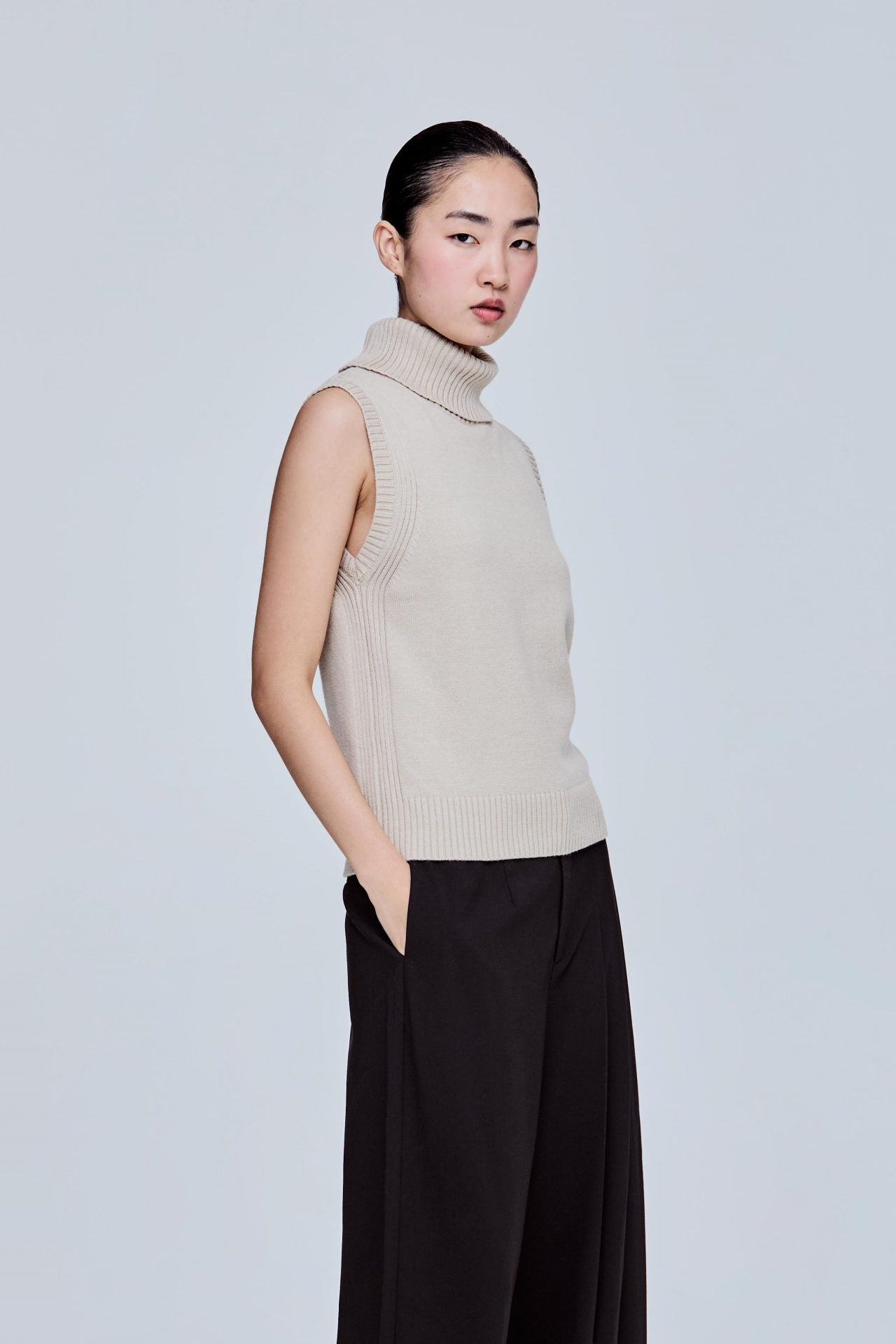 新品タグ付きBACK FRILL TURTLENECK KINT TOPS Glittery turtleneck top