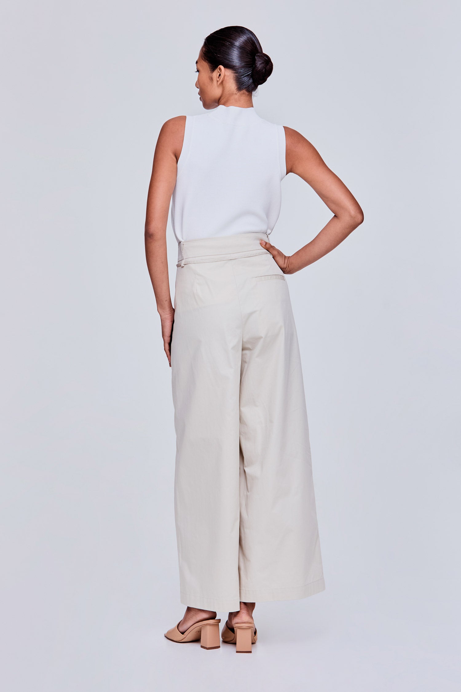 color:BEIGE