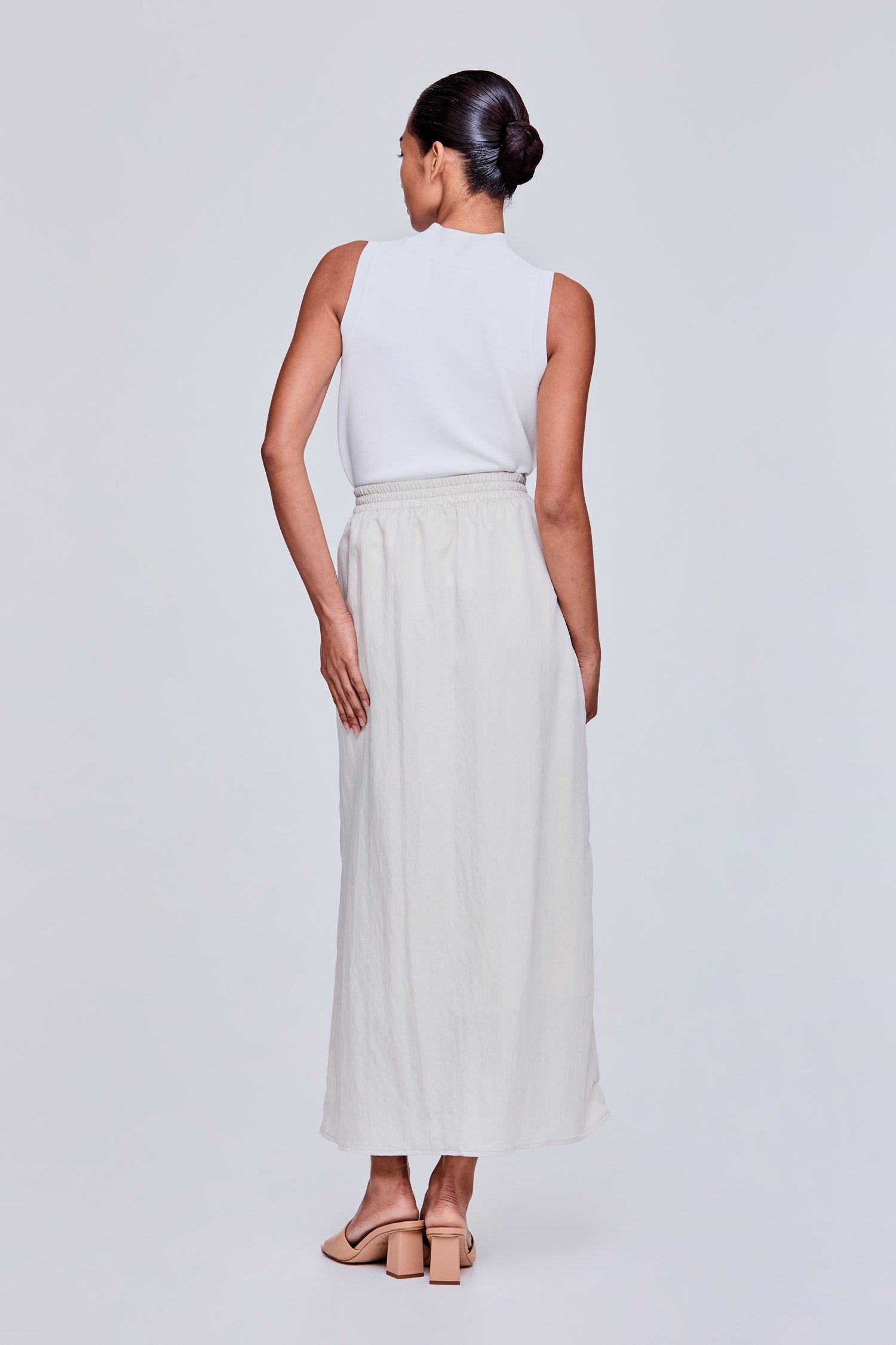 color:BEIGE